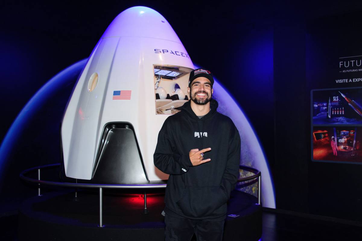 Caio Castro marca presença em exposição da NASA junto com o pai